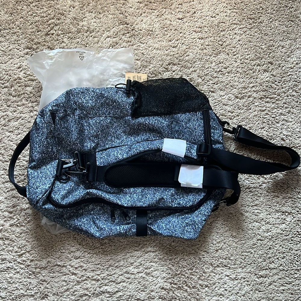 ✨ Victoria's Secret Pink Campus Convertible
Duffle Bag to Backpack - Picture 5 of 9